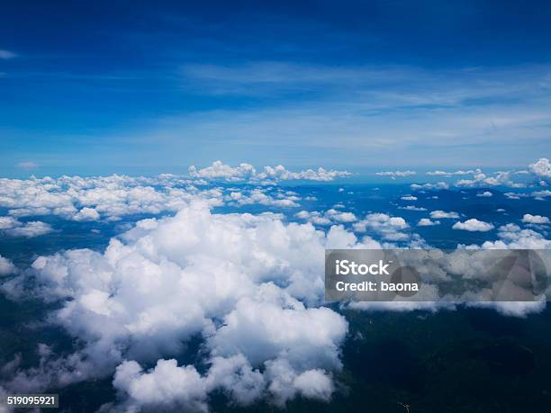 Por Encima De Las Nubes Foto de stock y más banco de imágenes de Aviónica - Aviónica, Aire libre, Arriba de