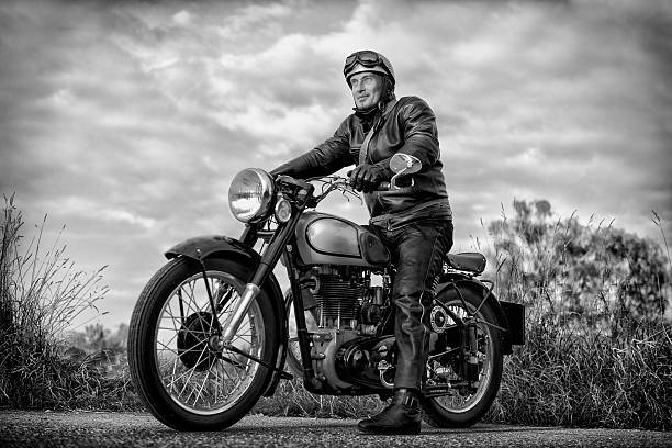 motociclista su da motociclista vintage - riding old old fashioned motion foto e immagini stock