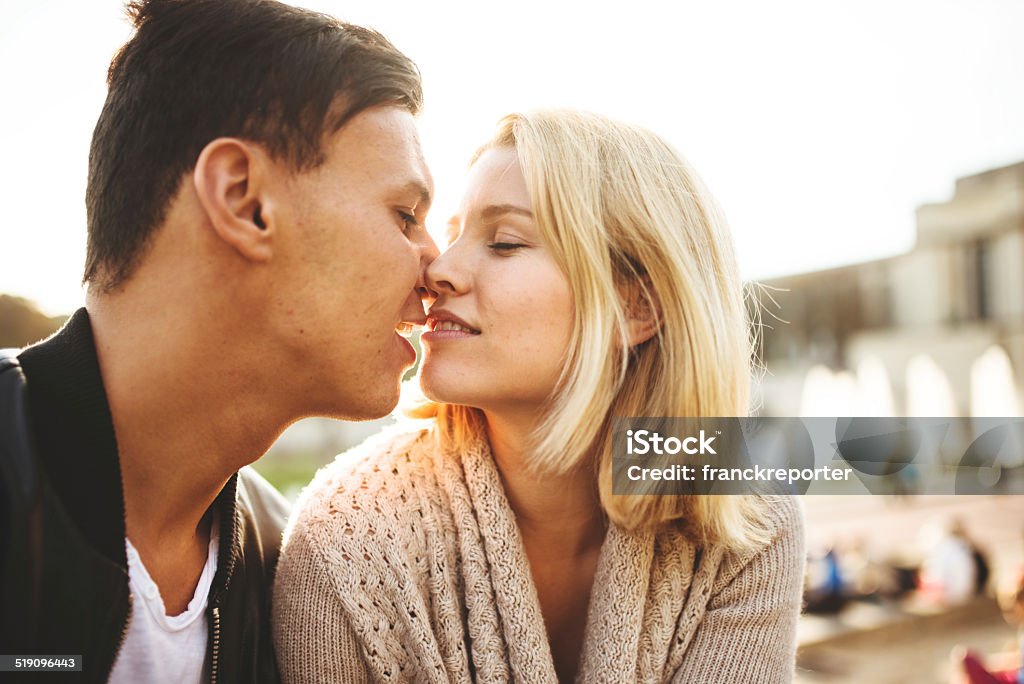 Casal Namorar à luz solar - Royalty-free 20-29 Anos Foto de stock