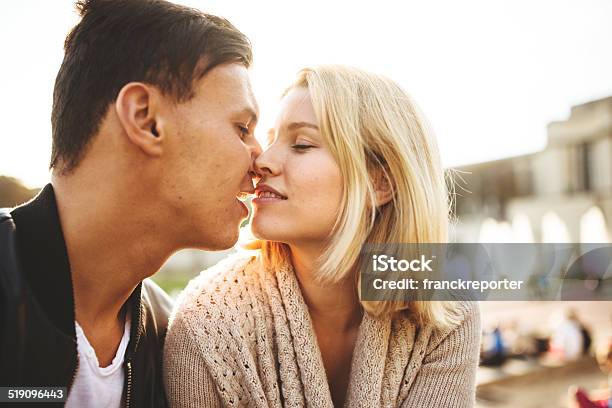 Casal Namorar À Luz Solar - Fotografias de stock e mais imagens de 20-29 Anos - 20-29 Anos, Abraçar, Adulto