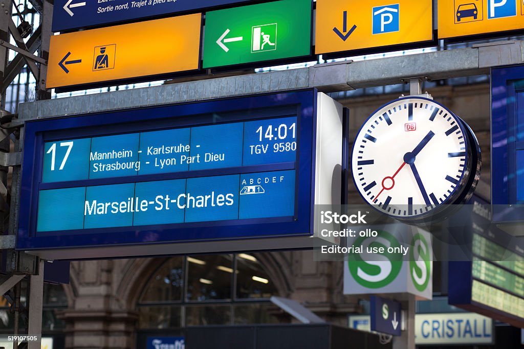 Calendario en la estación de tren de fráncfort - Foto de stock de TGV libre de derechos