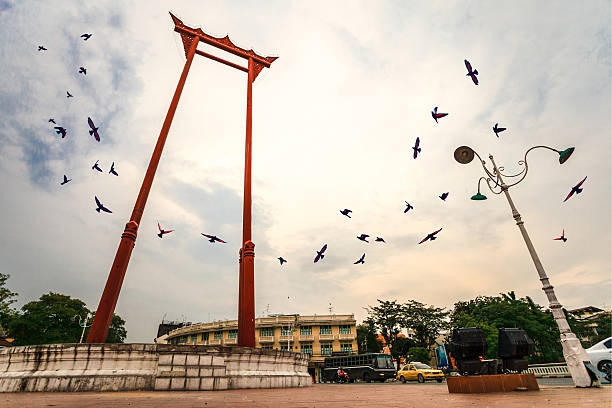 giant swing à bangkok, thaïlande - characters exploration colors old fashioned photos et images de collection