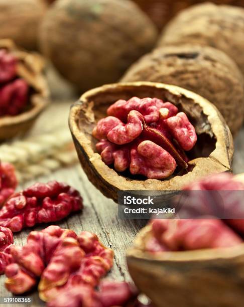 Nueces Foto de stock y más banco de imágenes de Alimento - Alimento, Comida sana, Comidas y bebidas