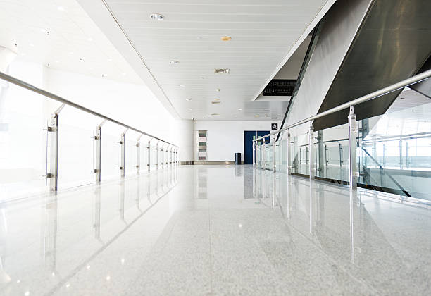korridor im büro-gebäude - airport entrance hall corridor lobby stock-fotos und bilder
