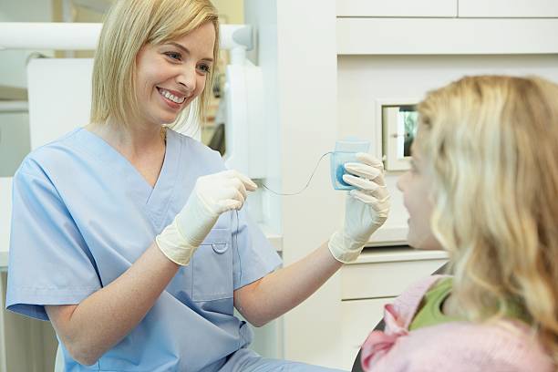 dentiste et patient  - dentist teenager dental hygiene sitting photos et images de collection