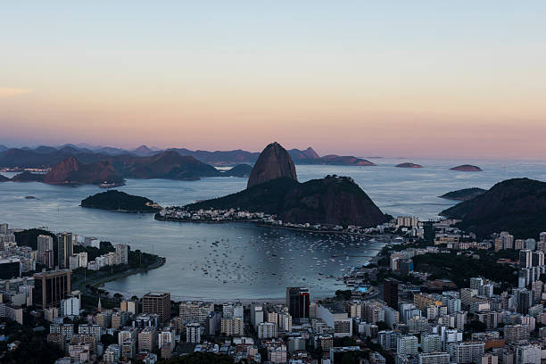 pain de sucre montagne au coucher de soleil, rio de janeiro, au brésil. - rio de janeiro brazil sugarloaf mountain marina photos et images de collection