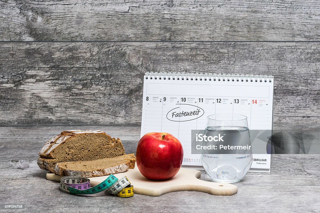 Diät-Menü Grau Hintergrund mit Kalender (Fastenzeit) - Lizenzfrei Fastenzeit Stock-Foto