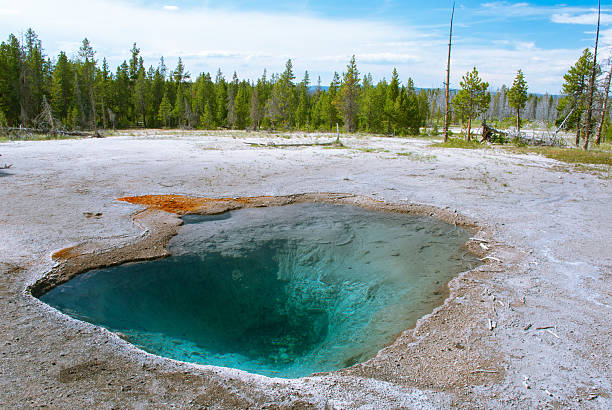 opalescente piscina de el superior géiser cuenca en natio yellowstone - opalescent fotografías e imágenes de stock