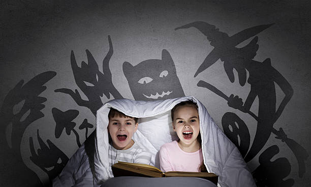 niños pesadillas - child bedtime imagination dark fotografías e imágenes de stock
