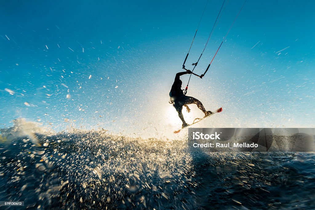 Surfer-jumping in den Sonnenuntergang - Lizenzfrei Kitesurfen Stock-Foto