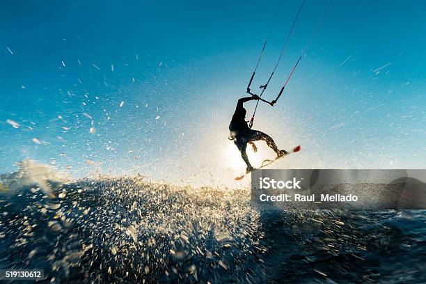 Surferjumping In Den Sonnenuntergang Stockfoto und mehr Bilder von Kitesurfen - Kitesurfen, Extremsport, Wakeboarden