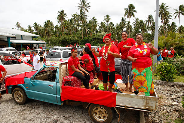 человек празднования прибытия fuifui moimoi на vavau в тонге. - tongan dance стоковые фото и изображения