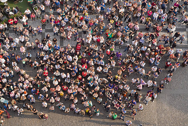 観光客でプラハ旧市街広場 - tourist day prague crowd ストックフォトと画像