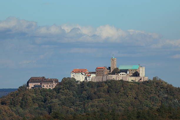 el castillo de wartburg - herbstwald fotografías e imágenes de stock