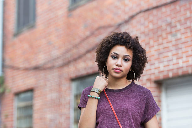 joven mujer afroamericana - earring human face brown hair black hair fotografías e imágenes de stock