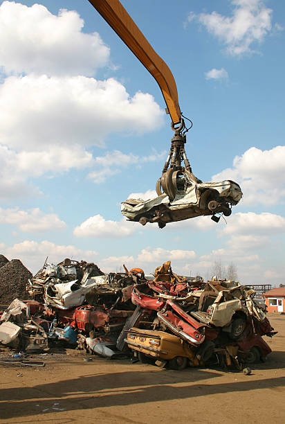 recycling metall - autofriedhof stock-fotos und bilder