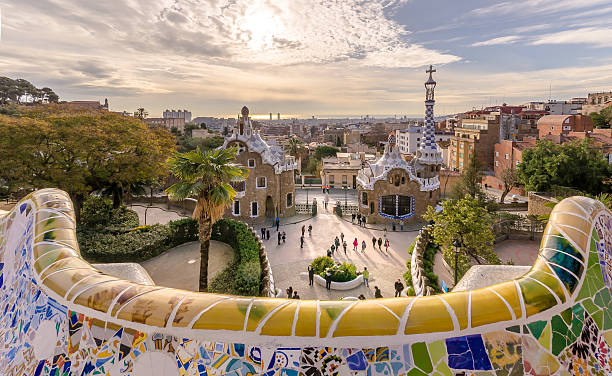 park guell in barcelona, spanien. - barcelona antonio gaudi casa battlo spain stock-fotos und bilder