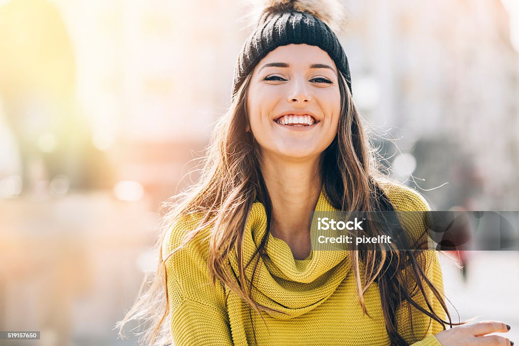 Lächelnde junge Frau im Sonnenlicht - Lizenzfrei Glücklichsein Stock-Foto