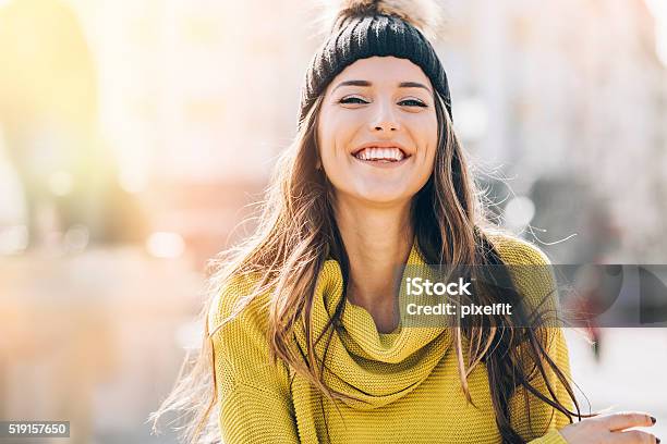 Lächelnde Junge Frau Im Sonnenlicht Stockfoto und mehr Bilder von Glücklichsein - Glücklichsein, Attraktive Frau, Junge Frauen
