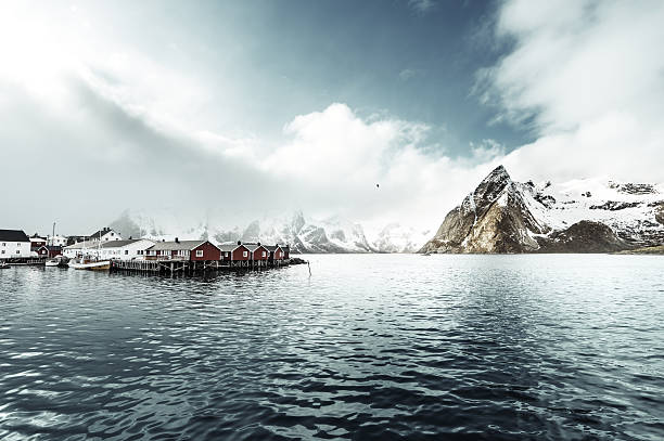 春のサンセット-reine 、lofoten 諸島,norway - norway fjord lofoten red ストックフォトと画像