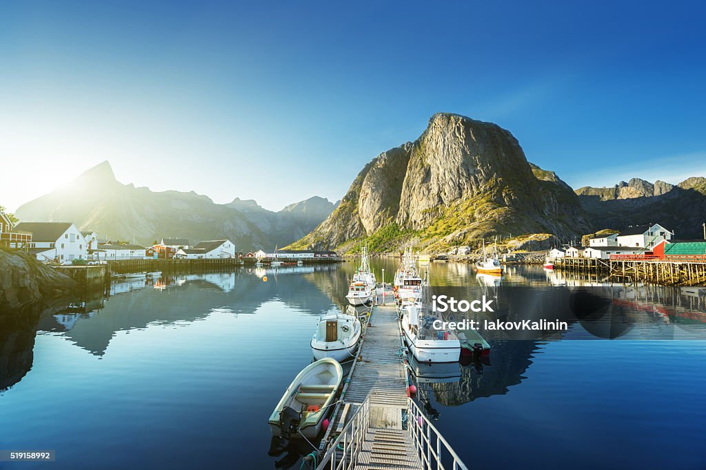 Pôr-do-sol-Reine, Ilhas Lofoten, Noruega - Foto de stock de Lofoten royalty-free