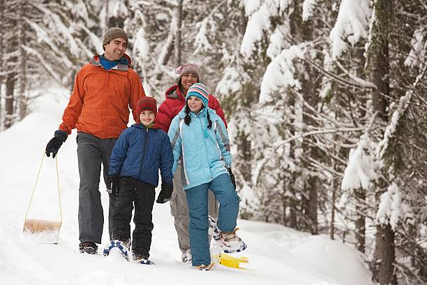 família caminhando na neve - snowshoeing winter sport snowshoe hiking - fotografias e filmes do acervo