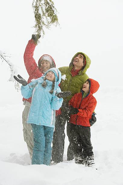 雪の中で遊ぶ家族 - reflection formal glove sports glove protective glove ストックフォトと画像