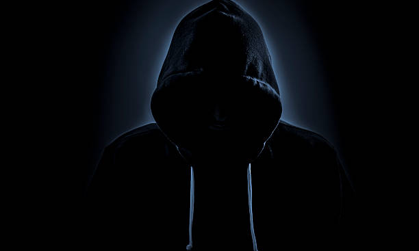 sudadera hacker en oscuro - capucha fotografías e imágenes de stock