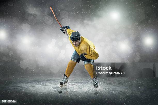 Giocatore Di Hockey Su Ghiaccio Outdoors - Fotografie stock e altre immagini di Hockey su ghiaccio - Hockey su ghiaccio, Abilità, Adulto