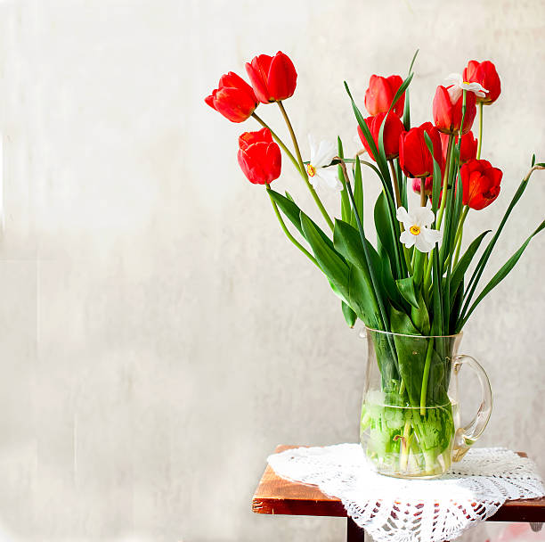 istock red tulips and daffodils in a vase 519165850