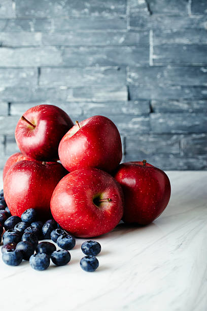 comida saludable - apple red delicious apple studio shot fruit fotografías e imágenes de stock