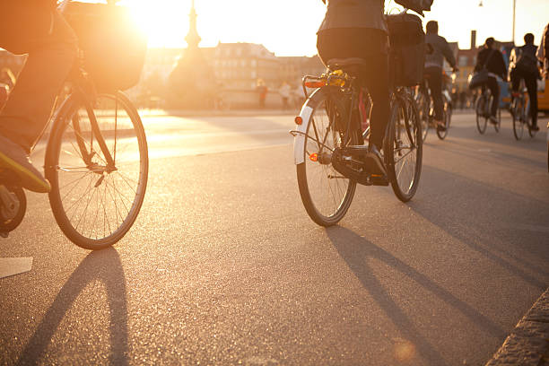 ciclismo su strada di città. - denmark traffic copenhagen danish culture foto e immagini stock