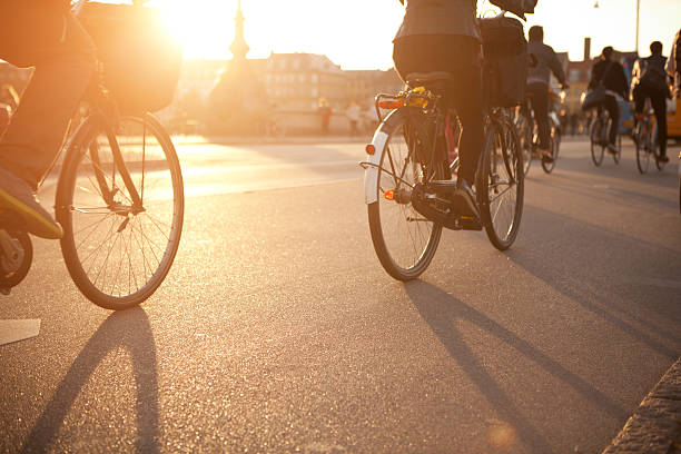 кататься на велосипеде в городе улица. - bicycle cycling bicycle pedal part of стоковые фото и изображения
