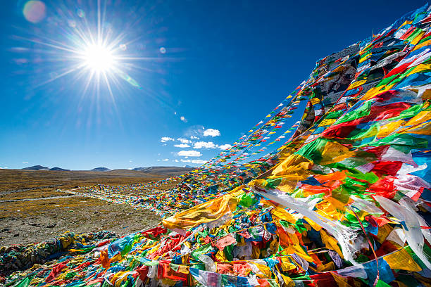 tibetano oración flags en un paso en el tíbet. - tibetan buddhism wind tibet horizontal fotografías e imágenes de stock