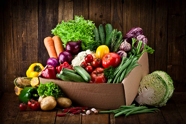 판지 나무상자 충원됨, 신선한 유기농 채소를 - zucchini vegetable food crate 뉴스 사진 이미지