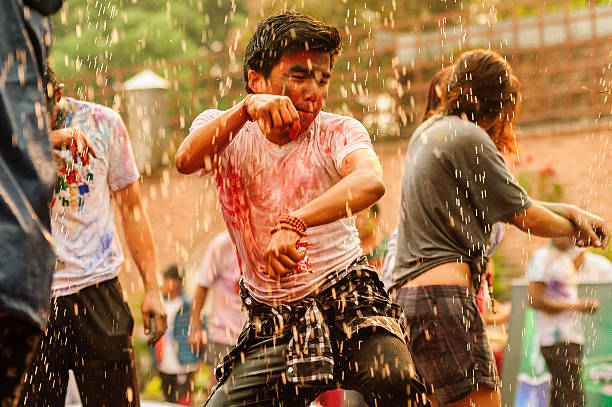baile de agua durante holi, el festival de colores - nepalese culture nepal kathmandu bagmati fotografías e imágenes de stock