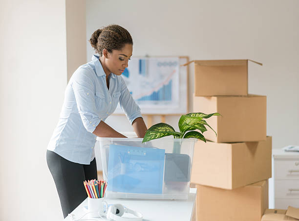 бизнес-женщина переезжает в новый офис - unpacking moving office container moving house стоковые фото и изображения