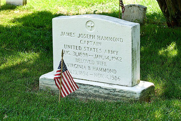 gros plan, tombstone, au cimetière national d'arlington - arlington national cemetery tombstone arlington virginia cemetery photos et images de collection