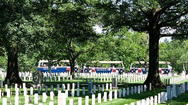 ツアーの料金は車種と 墓石 アーリントン国立墓地 - arlington national cemetery virginia cemetery american flag ストックフォトと画像