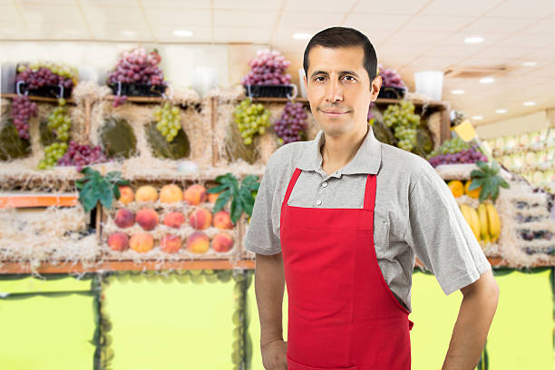 shopman no fruitshop - supermarket sales clerk grocer apron imagens e fotografias de stock