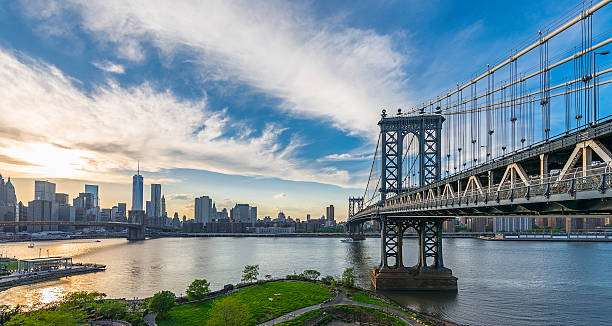 pont de manhattan et de la ville de new york, à l'aube - east river drive photos et images de collection