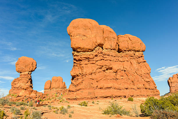 pierres équilibrée, parc national des arches à moab, dans l'utah - usa arches national park balanced rock colorado plateau photos et images de collection