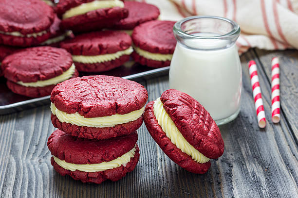 sándwich de terciopelo rojo galletas con queso cremoso llenado - milk milk bottle drinking straw cookie fotografías e imágenes de stock