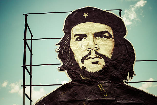 Che Guevara painting over building in Cuba Havana, Cuba - June 18, 2004: Che Guevara painting over building in Old Havana . Taken 2004 in Old Havana, Cuba. soldier on the wall stock pictures, royalty-free photos & images