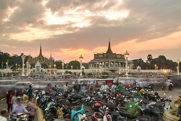 caos en las calles de phnom penh - editorial crowd driver people fotografías e imágenes de stock