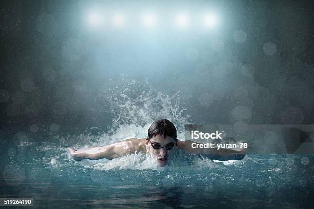 Nadador En Piscina Foto de stock y más banco de imágenes de Natación - Natación, Esfuerzo, Deporte