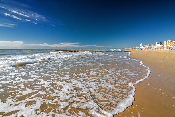 fale lido di jesolo w pobliżu wenecji, region veneto, włochy). - morze adriatyckie zdjęcia i obrazy z banku zdjęć