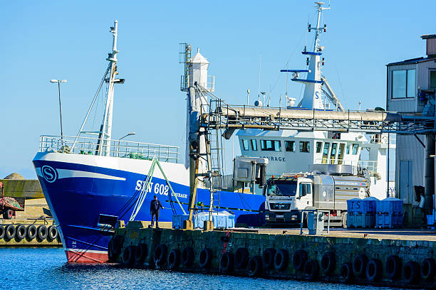 充填アップ 氷 ポート - commercial dock container ship truck shipping ストックフォトと画像