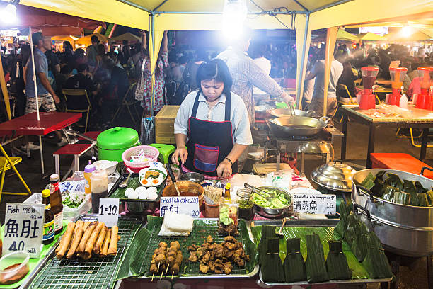 krabi-nachtmarkt - ao nang stock-fotos und bilder