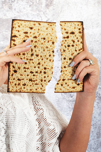 сломанные matza-песах - passover matzo judaism broken стоковые фото и изображения